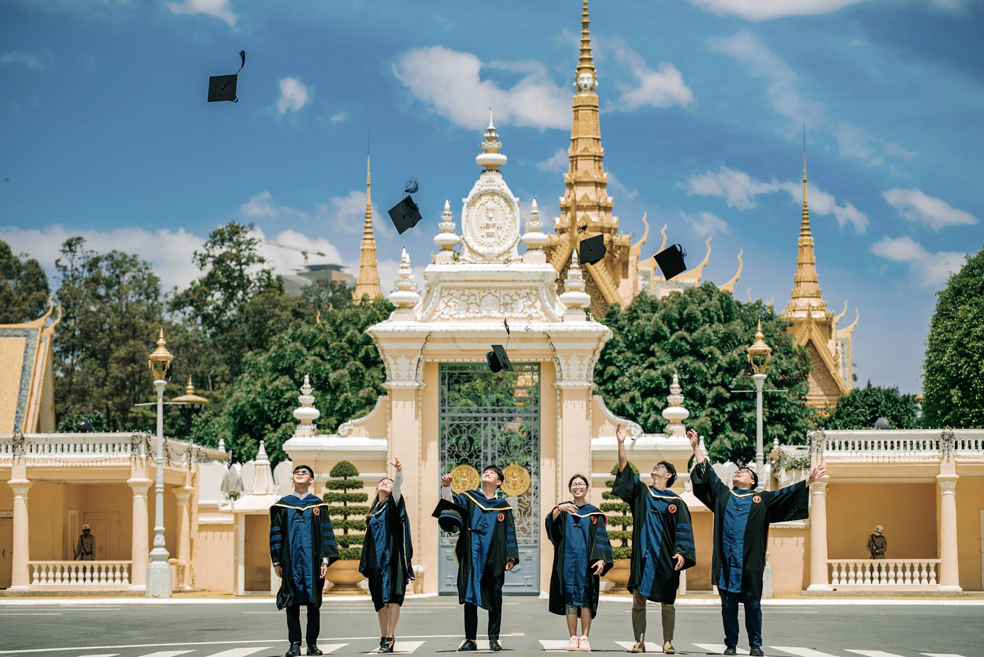 南科大首届国际学生顺利毕业（图片拍摄于柬埔寨金边皇宫前).jpg